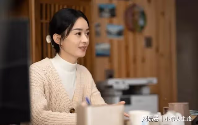 離婚後開掛逆襲,被央媒表揚的趙麗穎,到底有多厲害?