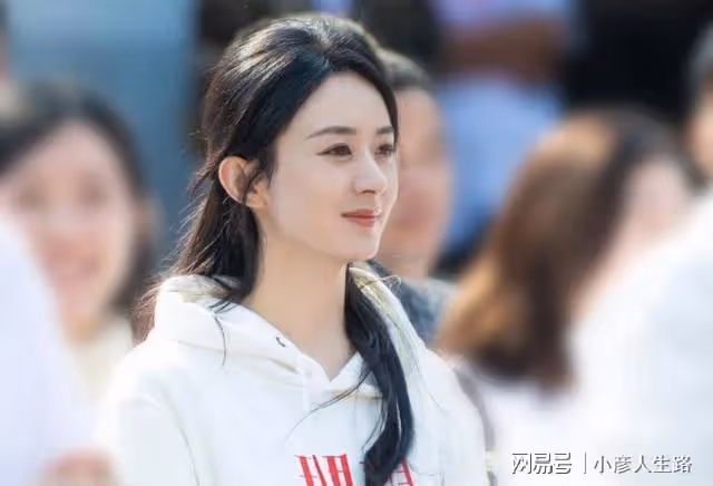 離婚後開掛逆襲,被央媒表揚的趙麗穎,到底有多厲害?