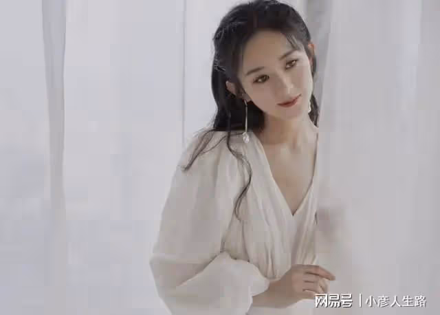 離婚後開掛逆襲,被央媒表揚的趙麗穎,到底有多厲害?