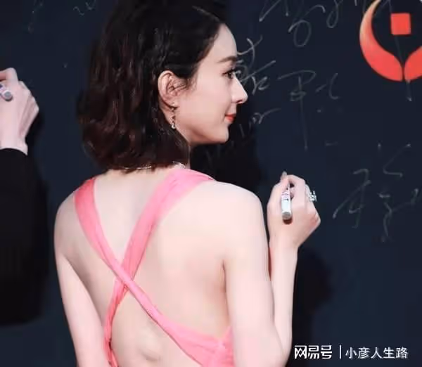 離婚後開掛逆襲,被央媒表揚的趙麗穎,到底有多厲害?