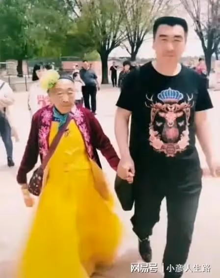 馬玉琴孫子給李玉成P黑白照,寫長詩暗示其人財兩失,網友:活該