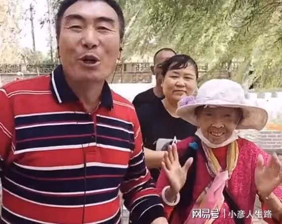 馬玉琴孫子給李玉成P黑白照,寫長詩暗示其人財兩失,網友:活該