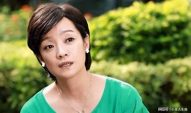 一婚嫁給富豪，二婚嫁給著名演員，如今52歲的她過得怎樣？