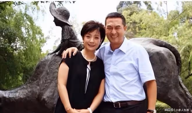 一婚嫁給富豪，二婚嫁給著名演員，如今52歲的她過得怎樣？