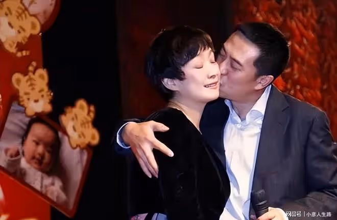 一婚嫁給富豪，二婚嫁給著名演員，如今52歲的她過得怎樣？