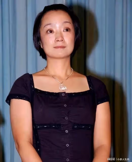 一婚嫁給富豪,二婚嫁給著名演員,如今52歲的她過得怎樣?