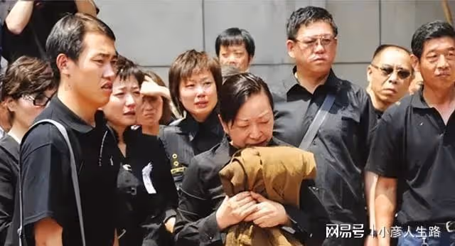 48歲患癌去世,妻子劉繼紅葬禮上哭暈,13年後羅京家人現狀怎樣?