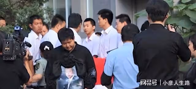 48歲患癌去世,妻子劉繼紅葬禮上哭暈,13年後羅京家人現狀怎樣?