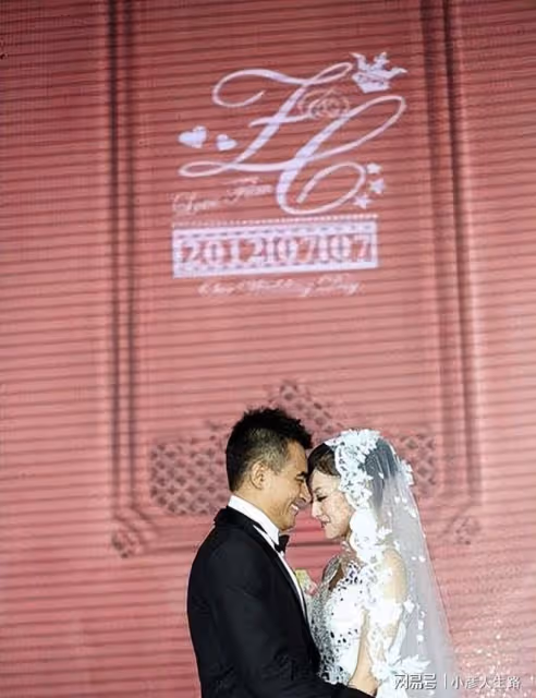 陳龍章齡之結婚十周年,夫妻倆帶娃旅遊慶祝,一家四口同框超幸福