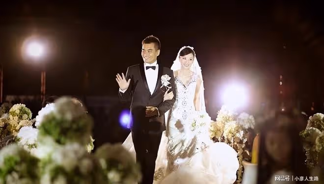 陳龍章齡之結婚十周年,夫妻倆帶娃旅遊慶祝,一家四口同框超幸福