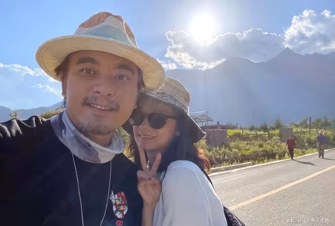 陳龍章齡之結婚十周年,夫妻倆帶娃旅遊慶祝,一家四口同框超幸福