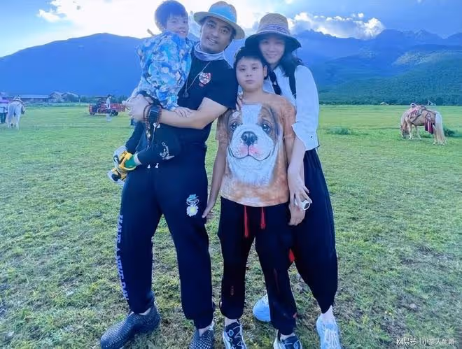 陳龍章齡之結婚十周年,夫妻倆帶娃旅遊慶祝,一家四口同框超幸福