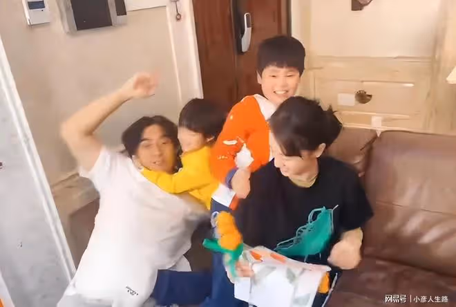 陳龍章齡之結婚十周年,夫妻倆帶娃旅遊慶祝,一家四口同框超幸福