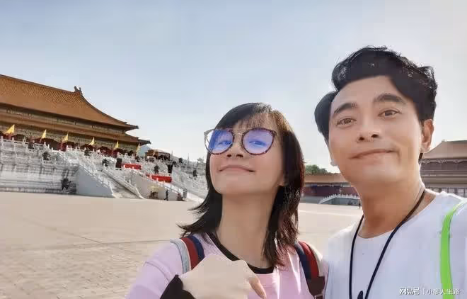 陳龍章齡之結婚十周年,夫妻倆帶娃旅遊慶祝,一家四口同框超幸福