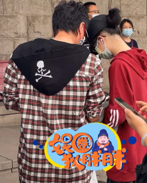 53歲孫楠罕帶女兒現身!22歲買寶瑤大變樣,身材纖細皮膚白到發光