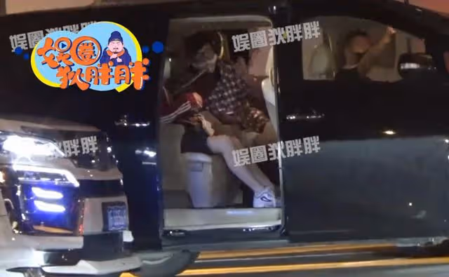 53歲孫楠罕帶女兒現身!22歲買寶瑤大變樣,身材纖細皮膚白到發光