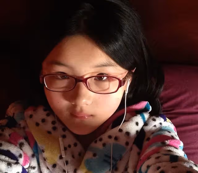 53歲孫楠罕帶女兒現身!22歲買寶瑤大變樣,身材纖細皮膚白到發光