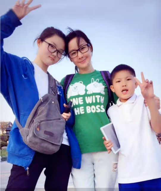 53歲孫楠罕帶女兒現身!22歲買寶瑤大變樣,身材纖細皮膚白到發光