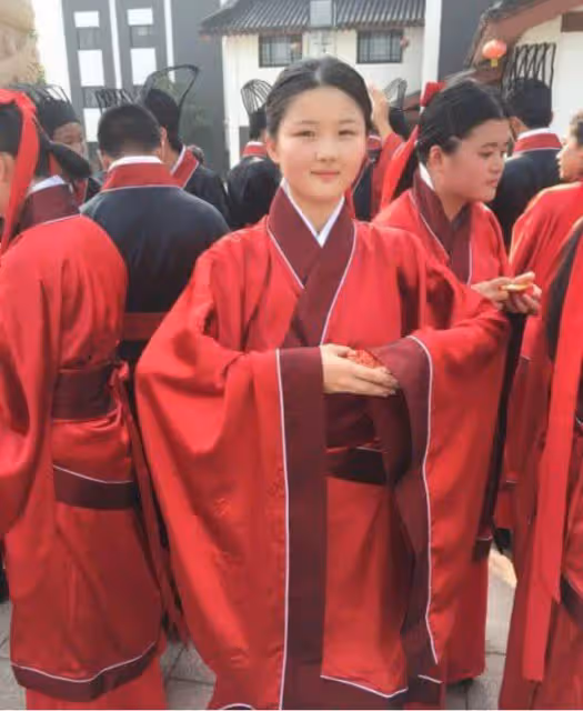 53歲孫楠罕帶女兒現身!22歲買寶瑤大變樣,身材纖細皮膚白到發光