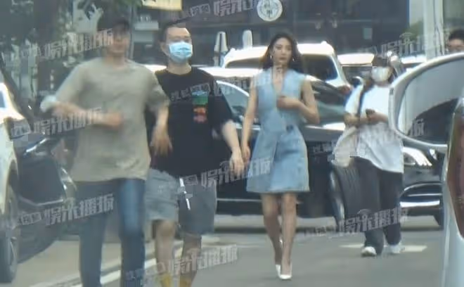 43歲殷桃美似20歲少女!穿深V緊捂胸口防走光,美腿筆直氣質迷人