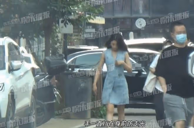 43歲殷桃美似20歲少女!穿深V緊捂胸口防走光,美腿筆直氣質迷人