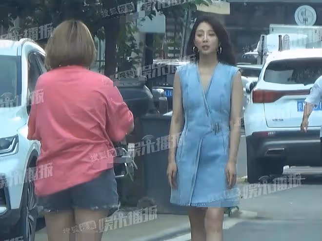 43歲殷桃美似20歲少女!穿深V緊捂胸口防走光,美腿筆直氣質迷人