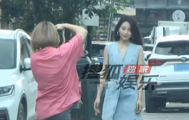 43歲殷桃美似20歲少女!穿深V緊捂胸口防走光,美腿筆直氣質迷人