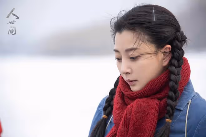 43歲殷桃美似20歲少女!穿深V緊捂胸口防走光,美腿筆直氣質迷人