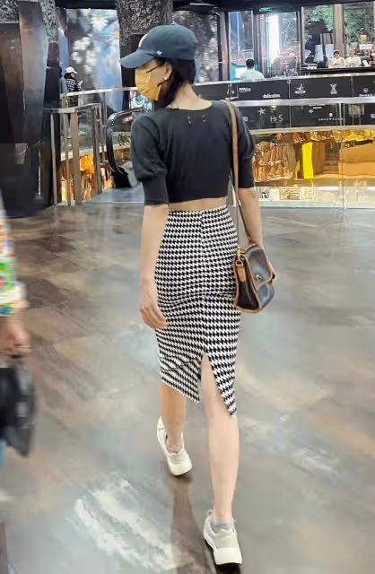 43歲殷桃美似20歲少女!穿深V緊捂胸口防走光,美腿筆直氣質迷人