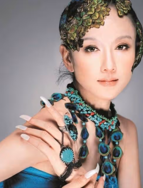 64歲楊麗萍跳舞發生意外!動作激烈長指甲折斷,已留42年滿臉心疼