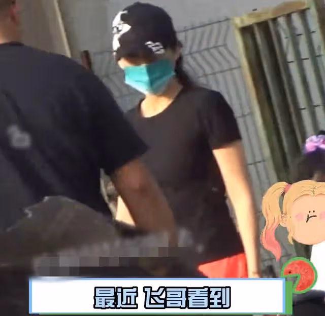 章子怡帶倆娃打球太溫馨,蹲地喂小兒子喝水,穿運動短褲長腿矚目