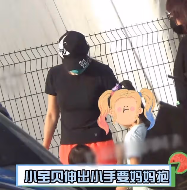 章子怡帶倆娃打球太溫馨,蹲地喂小兒子喝水,穿運動短褲長腿矚目