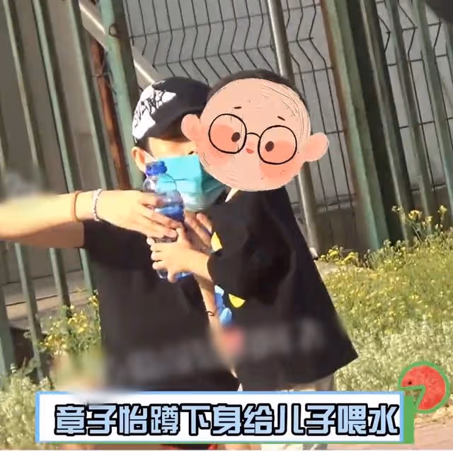 章子怡帶倆娃打球太溫馨,蹲地喂小兒子喝水,穿運動短褲長腿矚目