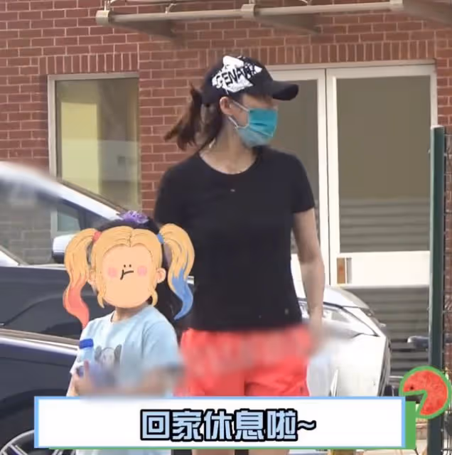 章子怡帶倆娃打球太溫馨,蹲地喂小兒子喝水,穿運動短褲長腿矚目