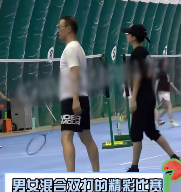 章子怡帶倆娃打球太溫馨,蹲地喂小兒子喝水,穿運動短褲長腿矚目