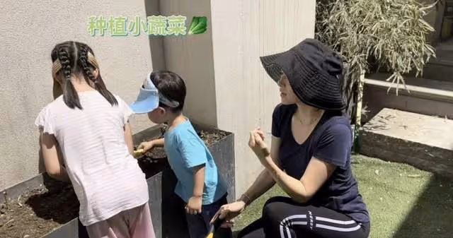 章子怡帶倆娃打球太溫馨,蹲地喂小兒子喝水,穿運動短褲長腿矚目
