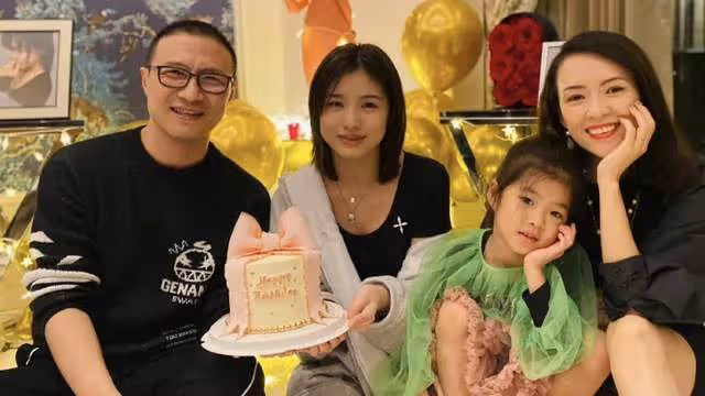 章子怡帶倆娃打球太溫馨,蹲地喂小兒子喝水,穿運動短褲長腿矚目