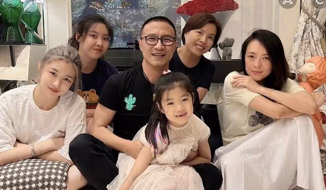 章子怡帶倆娃打球太溫馨,蹲地喂小兒子喝水,穿運動短褲長腿矚目