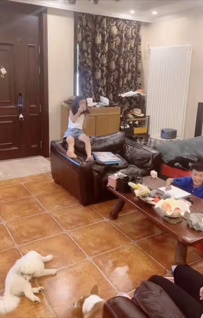 51歲李菁菁家中與兒女玩鬧,患癌後依舊樂觀,被指關掉美顏差距大