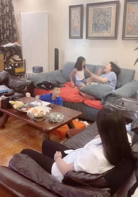 51歲李菁菁家中與兒女玩鬧,患癌後依舊樂觀,被指關掉美顏差距大