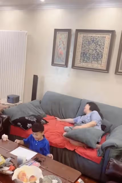 51歲李菁菁家中與兒女玩鬧,患癌後依舊樂觀,被指關掉美顏差距大