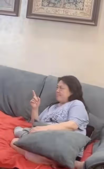 51歲李菁菁家中與兒女玩鬧,患癌後依舊樂觀,被指關掉美顏差距大