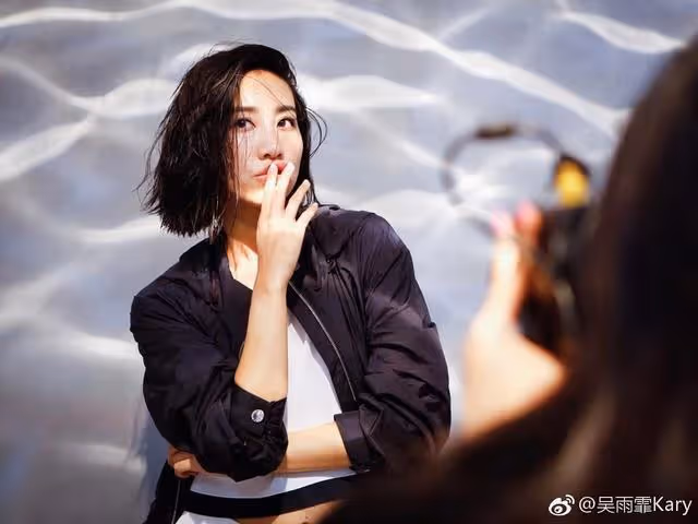 香港著名歌手為小女兒慶祝滿月！閃婚嫁初戀7年，4年內連生3胎