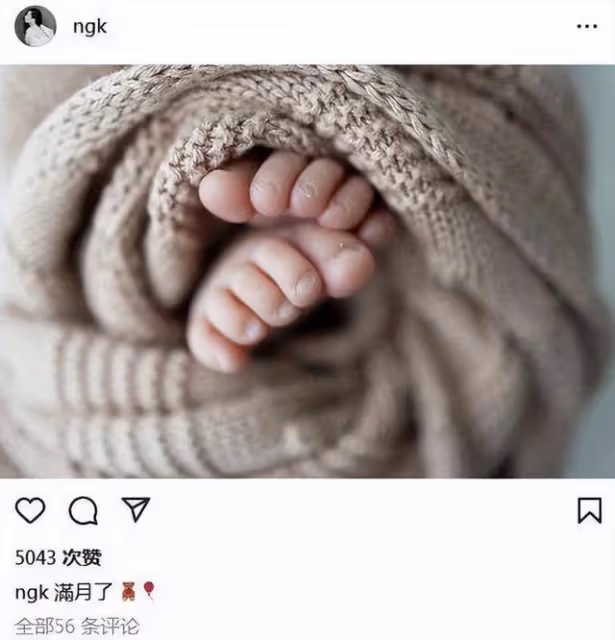 香港著名歌手為小女兒慶祝滿月！閃婚嫁初戀7年，4年內連生3胎