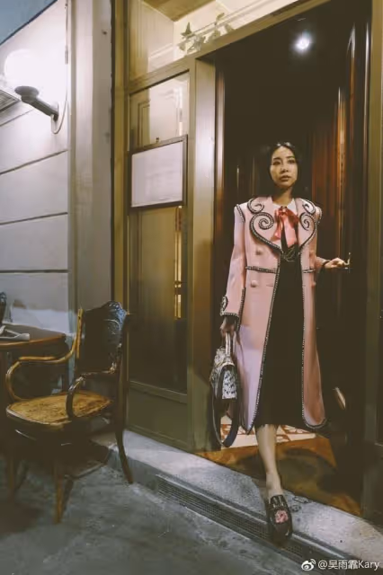 香港著名歌手為小女兒慶祝滿月！閃婚嫁初戀7年，4年內連生3胎