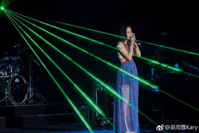 香港著名歌手為小女兒慶祝滿月！閃婚嫁初戀7年，4年內連生3胎