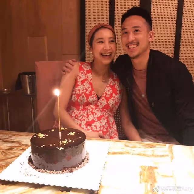香港著名歌手為小女兒慶祝滿月!閃婚嫁初戀7年,4年內連生3胎
