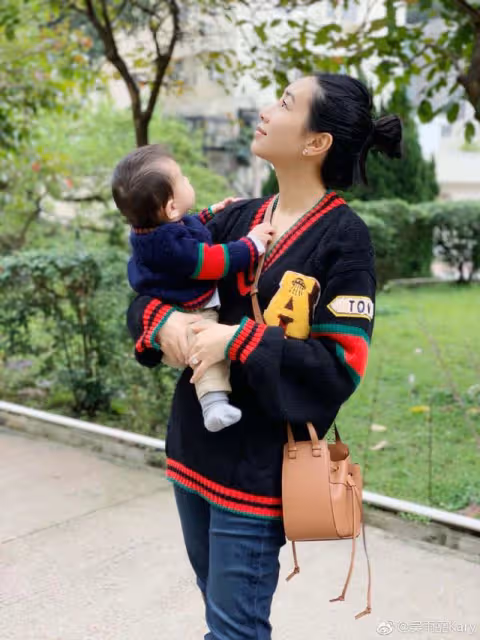 香港著名歌手為小女兒慶祝滿月!閃婚嫁初戀7年,4年內連生3胎