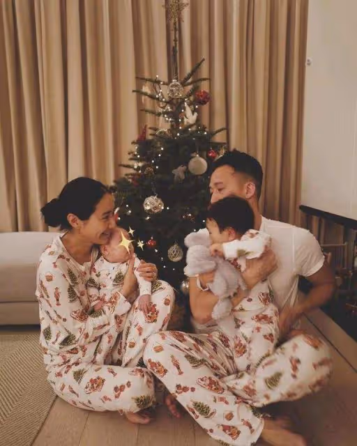 香港著名歌手為小女兒慶祝滿月!閃婚嫁初戀7年,4年內連生3胎
