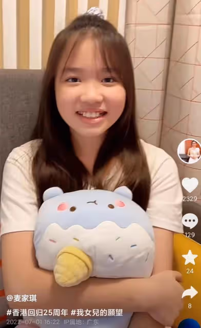 港星麥家琪攜女兒回內地!隔離完後吃大餐,11歲愛女長相甜美可人
